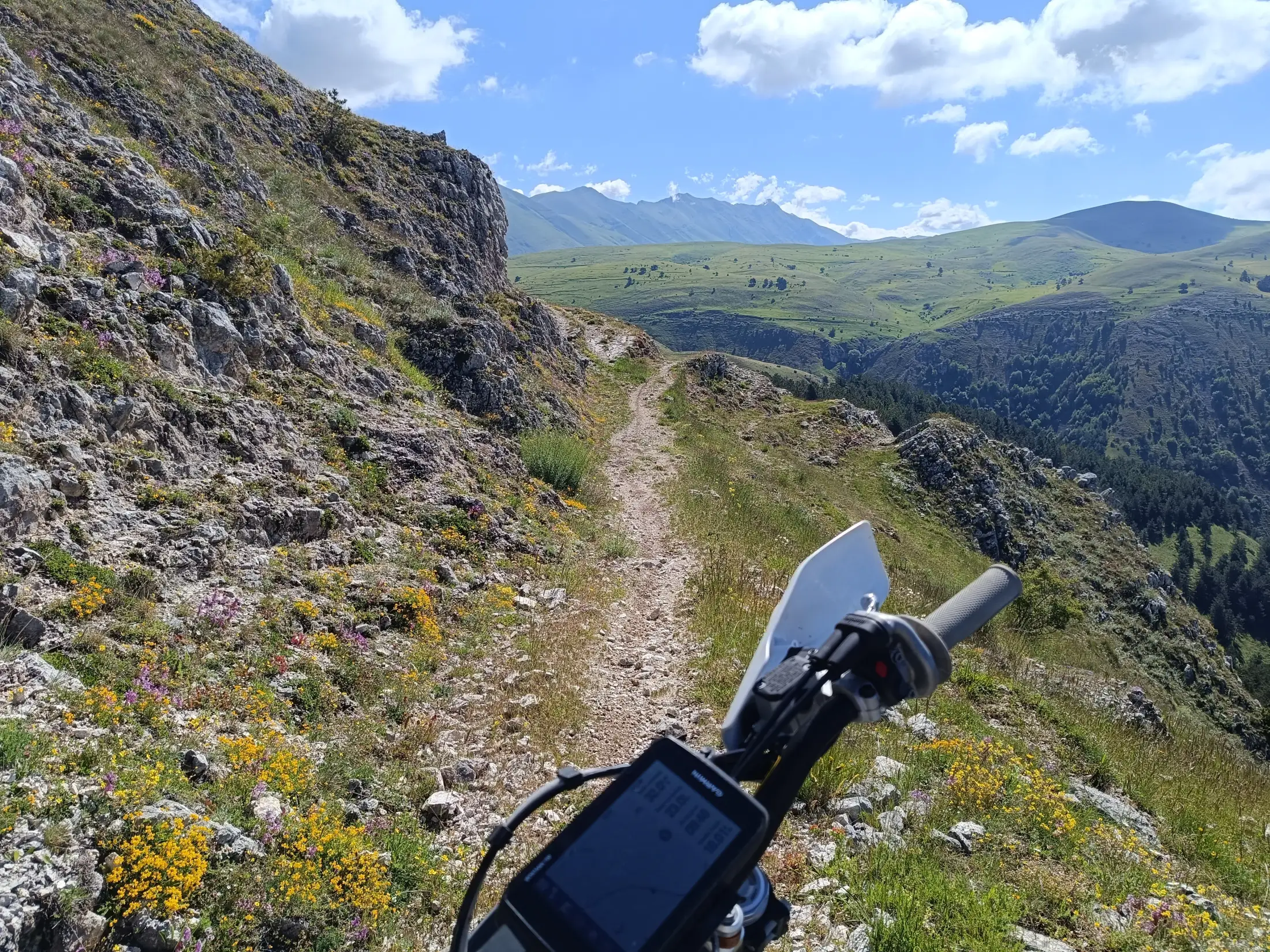 Sentiero di montagna visto dal manubrio di una moto da enduro