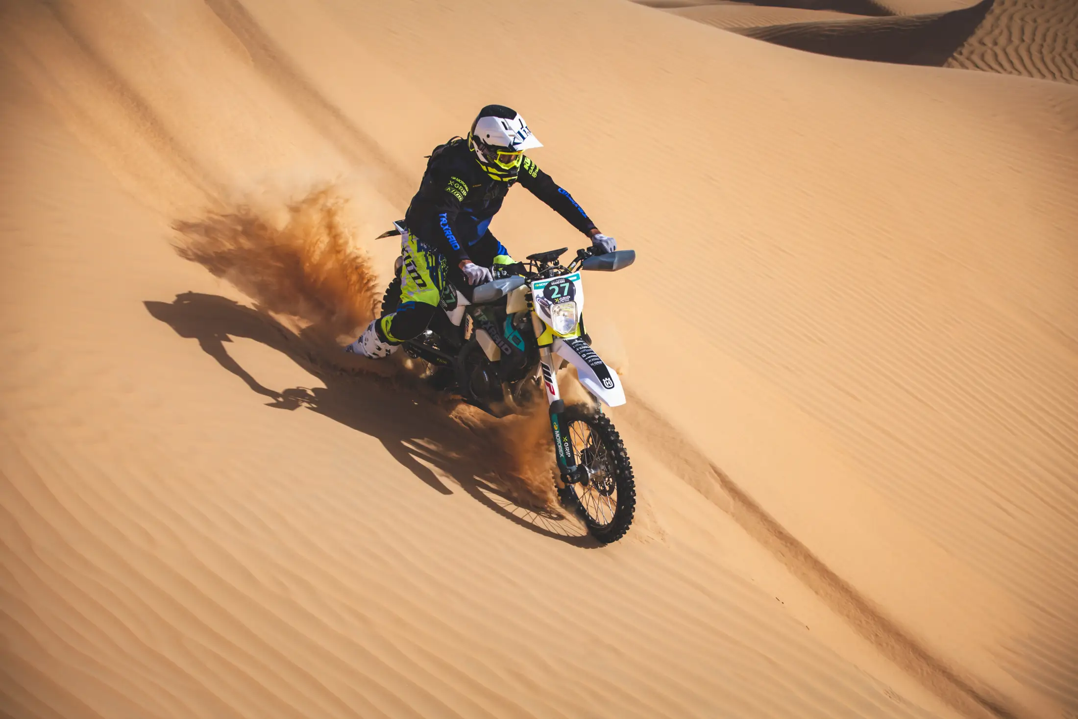 Pilota enduro sulla cresta di una duna del Grand Erg Orientale