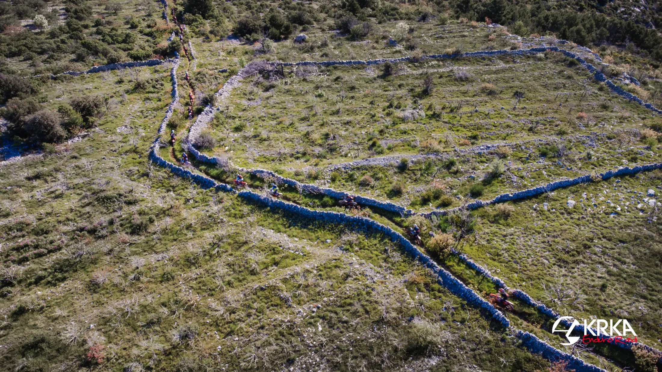 Vista dal drone dei muretti a secco attraversati dai piloti