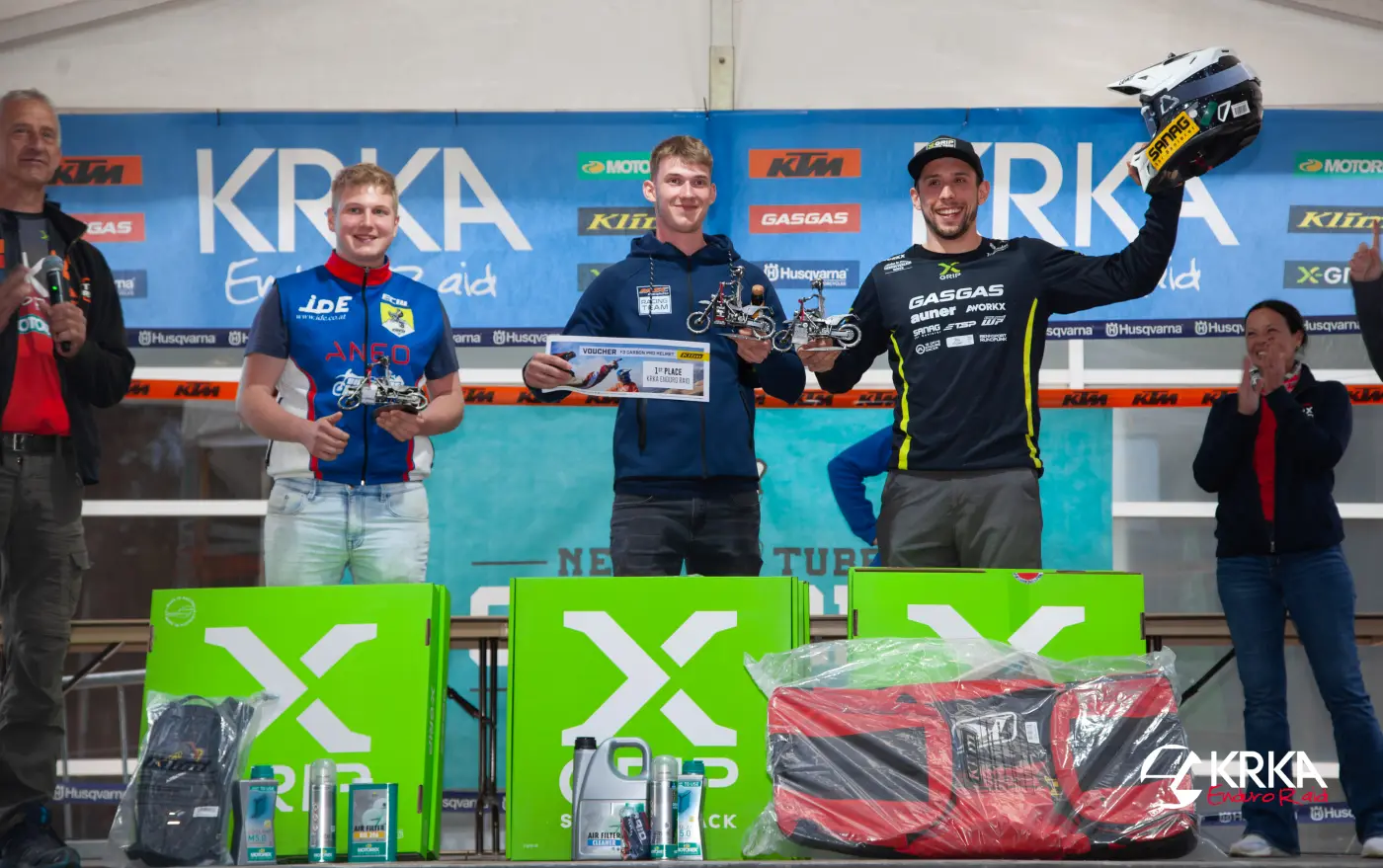 Premiazione del Krka Enduro Raid sotto l’arco con i loghi degli sponsor