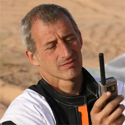 Marco Borsi con la radio in mano nel deserto